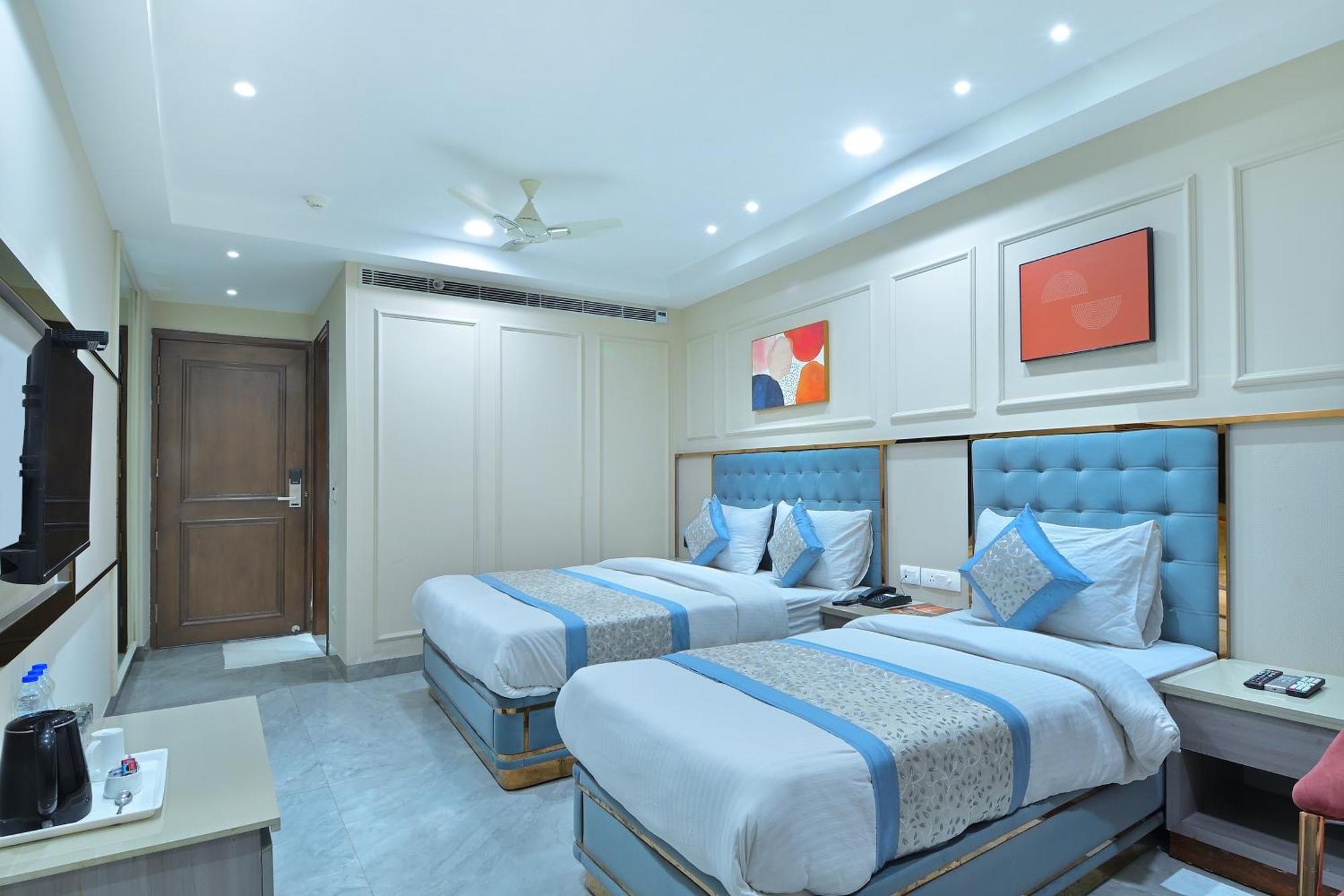 Hotel Sapphire House - 3 Mins Walk From Metro And 5 Mins From Rail Station New Delhi Buitenkant foto