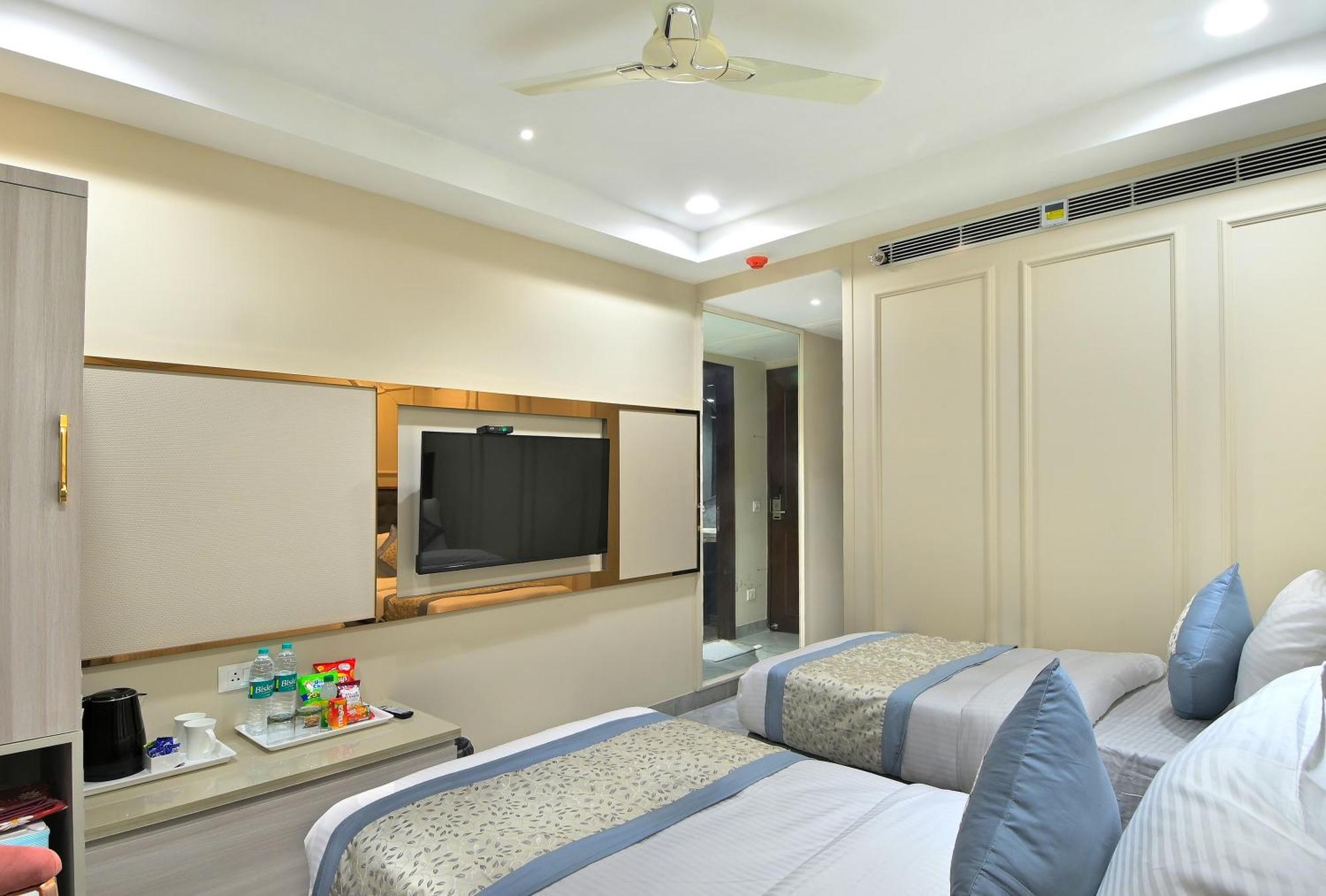 Hotel Sapphire House - 3 Mins Walk From Metro And 5 Mins From Rail Station New Delhi Buitenkant foto