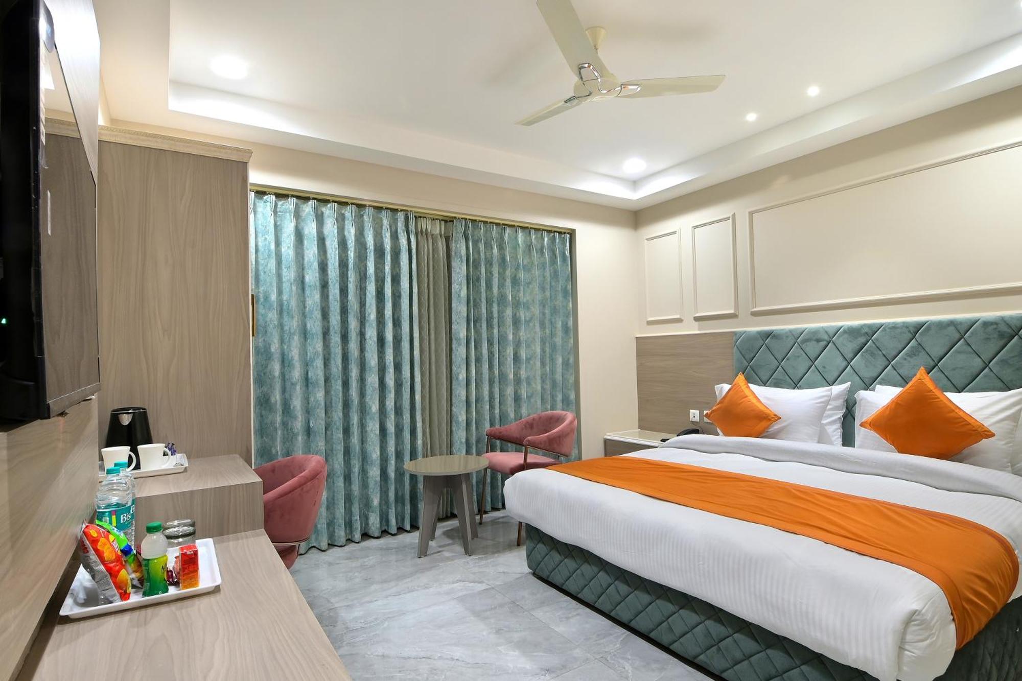 Hotel Sapphire House - 3 Mins Walk From Metro And 5 Mins From Rail Station New Delhi Buitenkant foto