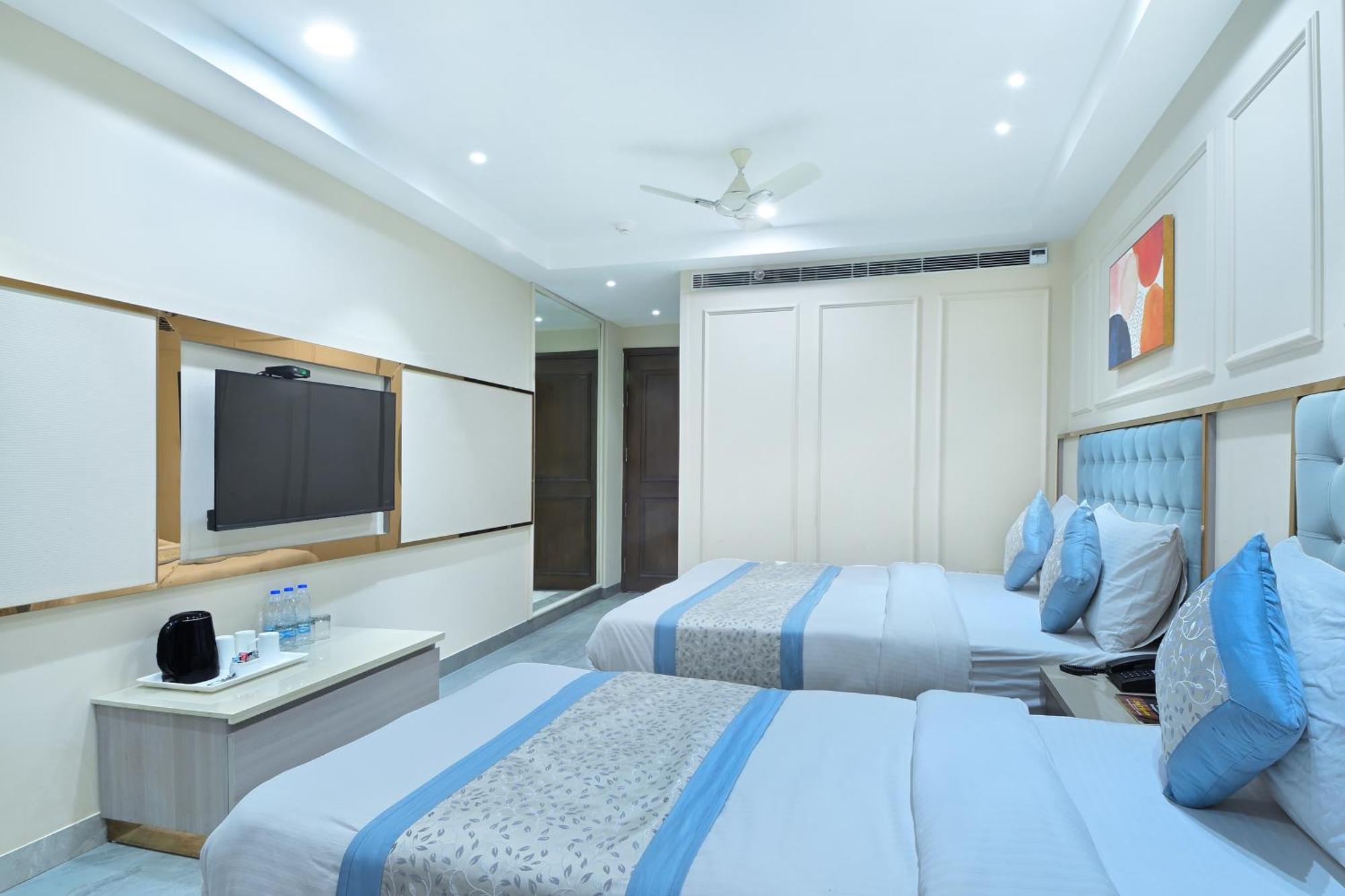 Hotel Sapphire House - 3 Mins Walk From Metro And 5 Mins From Rail Station New Delhi Buitenkant foto