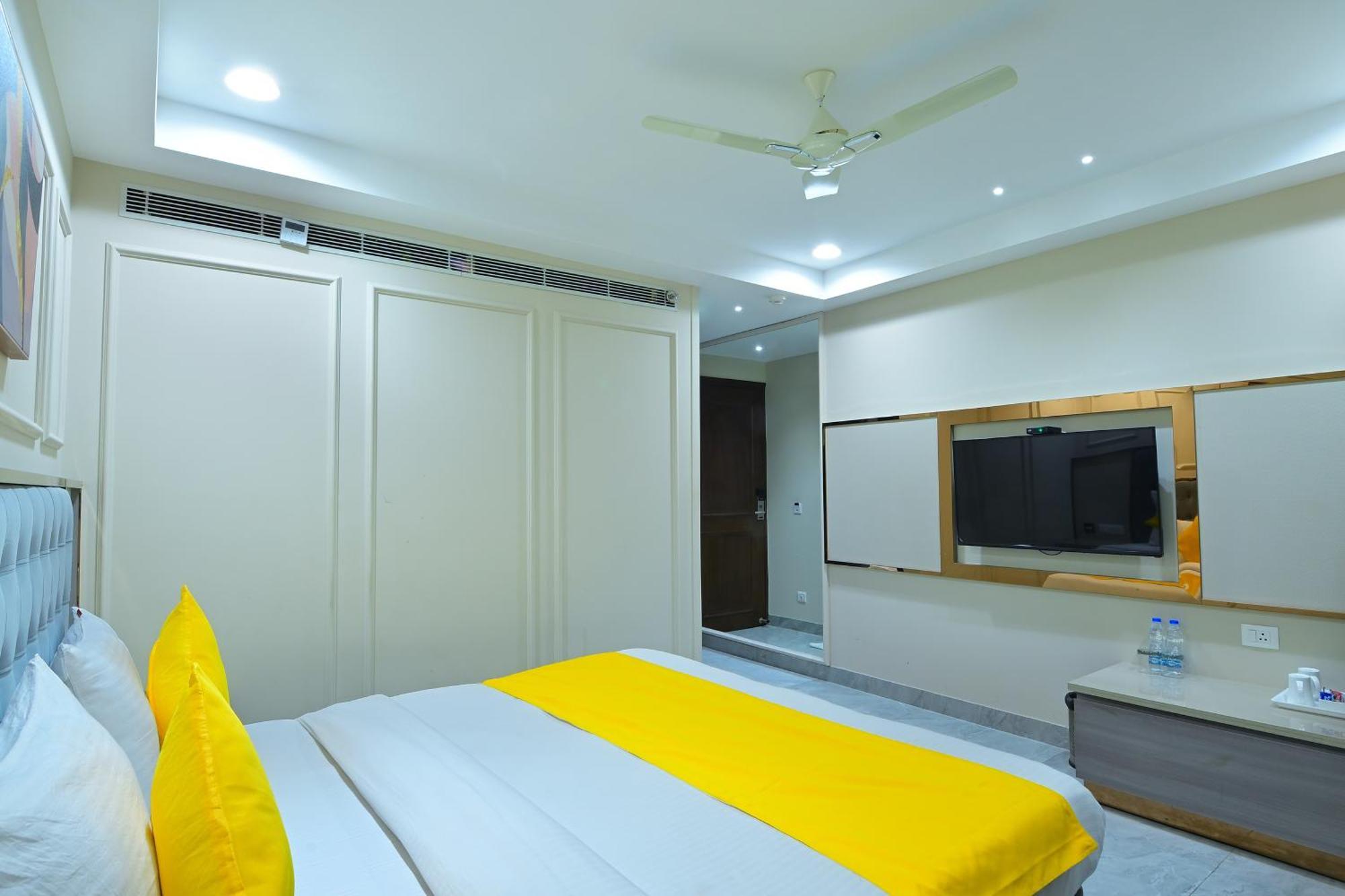 Hotel Sapphire House - 3 Mins Walk From Metro And 5 Mins From Rail Station New Delhi Buitenkant foto