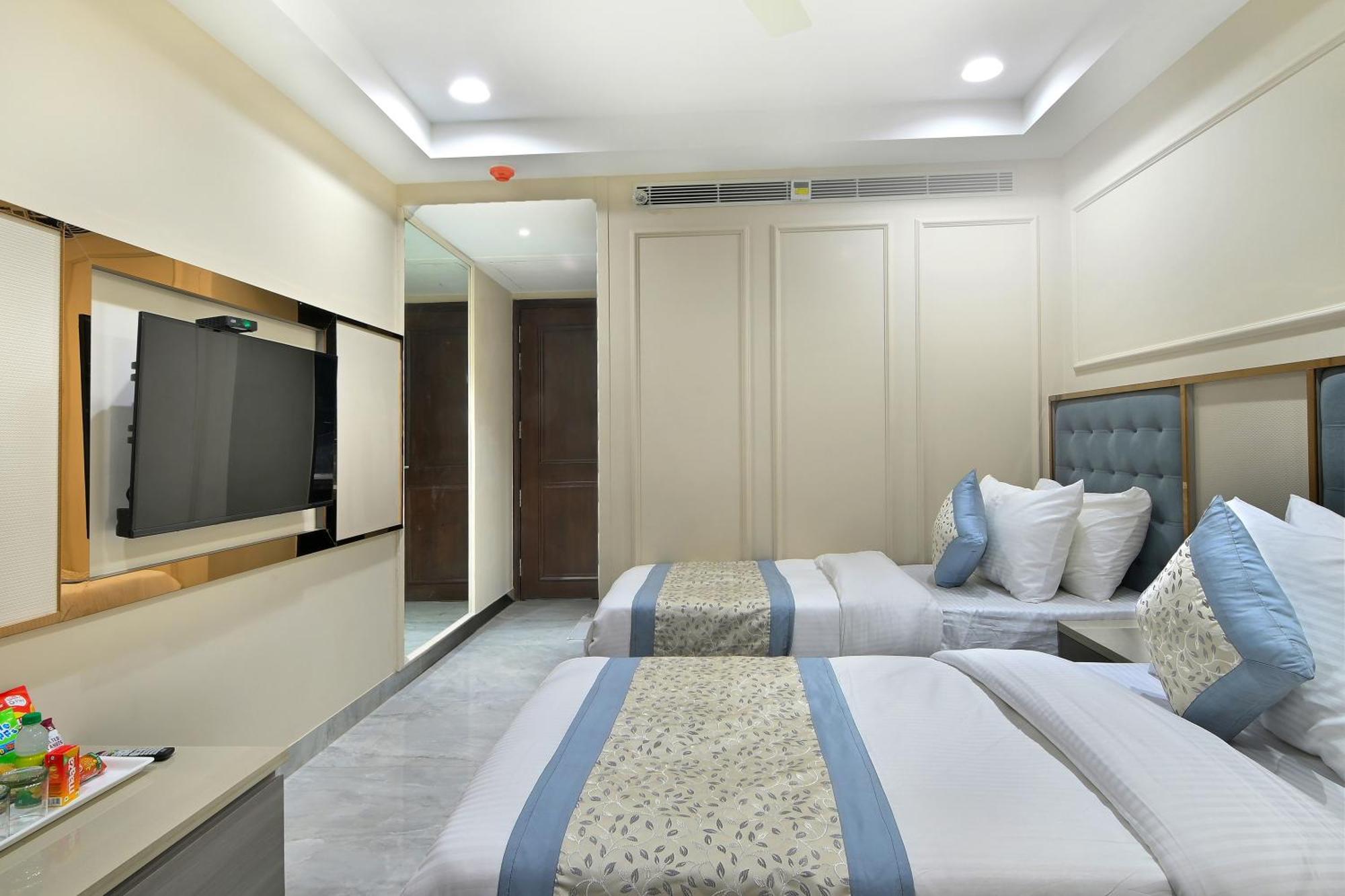 Hotel Sapphire House - 3 Mins Walk From Metro And 5 Mins From Rail Station New Delhi Buitenkant foto
