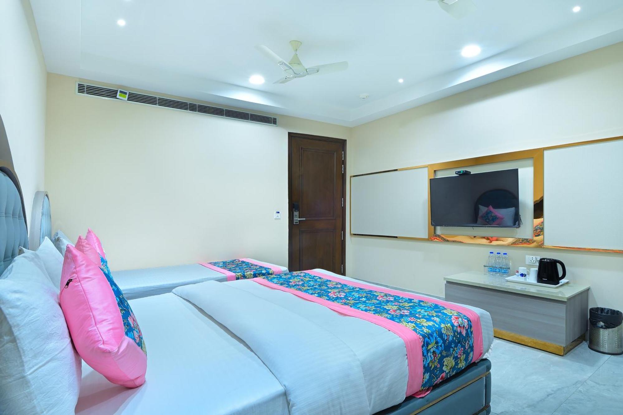 Hotel Sapphire House - 3 Mins Walk From Metro And 5 Mins From Rail Station New Delhi Buitenkant foto