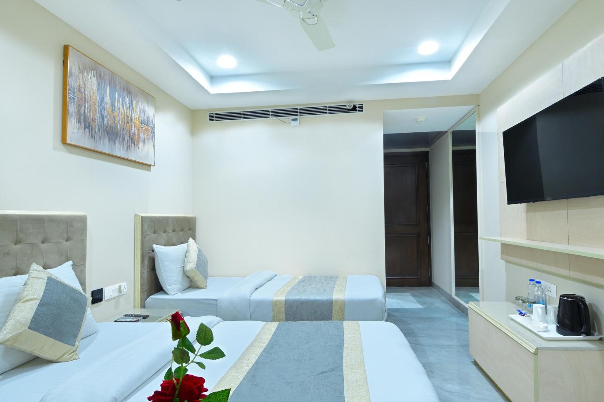 Hotel Sapphire House - 3 Mins Walk From Metro And 5 Mins From Rail Station New Delhi Buitenkant foto