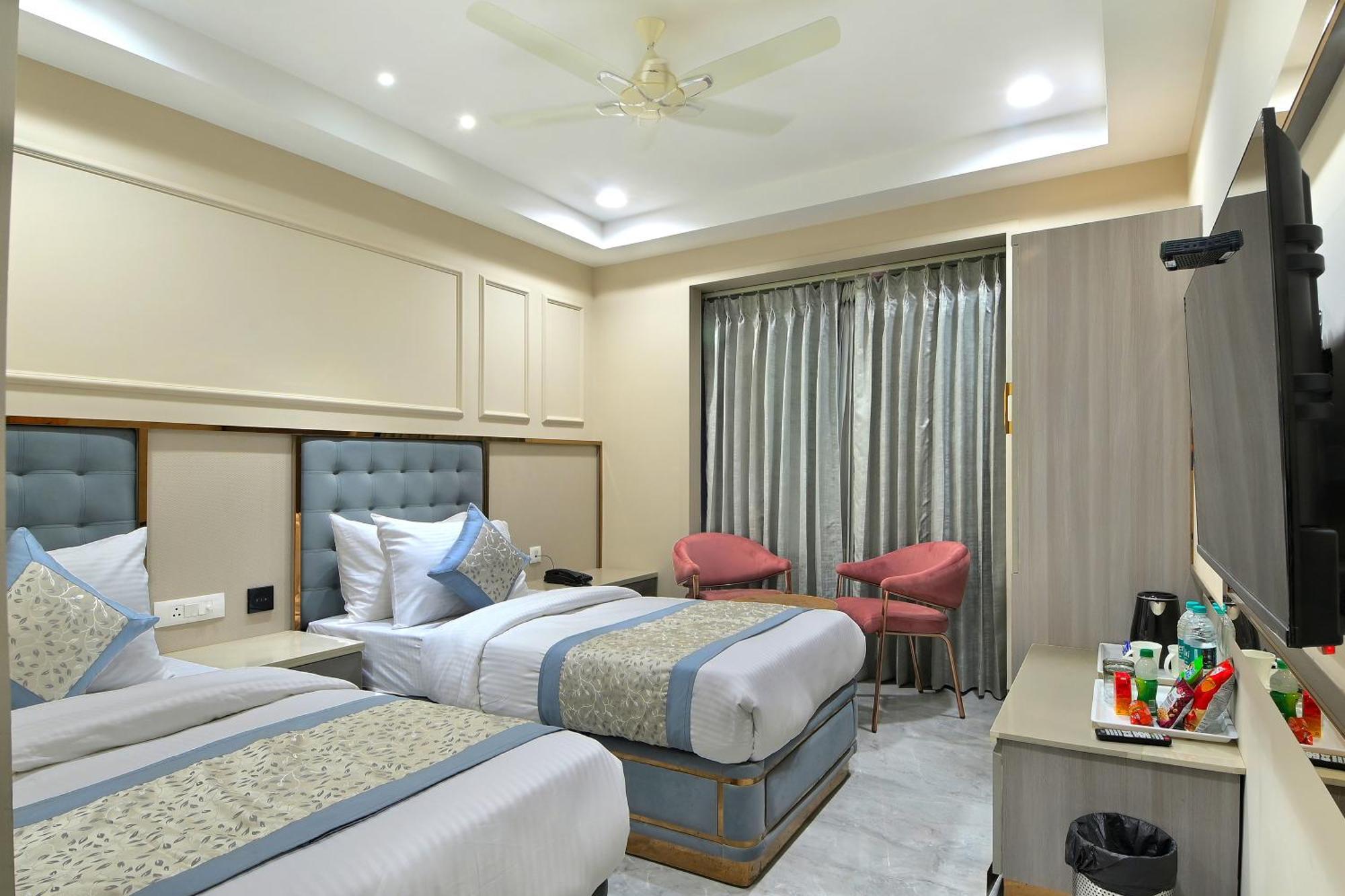 Hotel Sapphire House - 3 Mins Walk From Metro And 5 Mins From Rail Station New Delhi Buitenkant foto