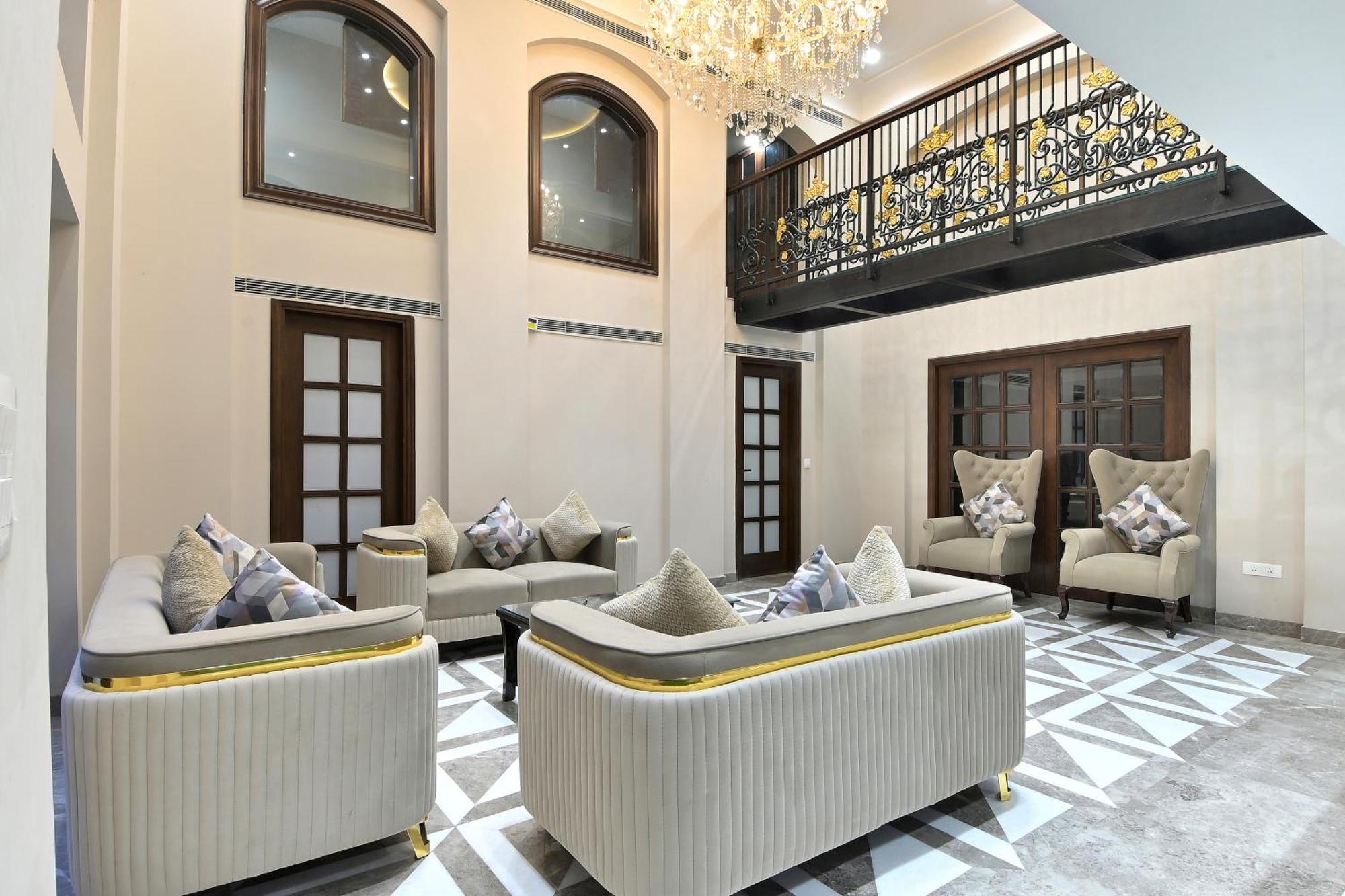 Hotel Sapphire House - 3 Mins Walk From Metro And 5 Mins From Rail Station New Delhi Buitenkant foto